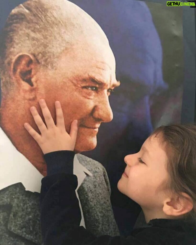 Levent Can Instagram - Büyük önder Mustafa Kemal Atatürk’ün Dünya çocuklarına armağan ettiği #23nisan Ulusal Egemenlik ve Çocuk Bayramımız kutlu olsun 🇹🇷🥳💃🕺🏻 Çocuklar her şeyi güzelleştirecek 🧚‍♀🦋🥰