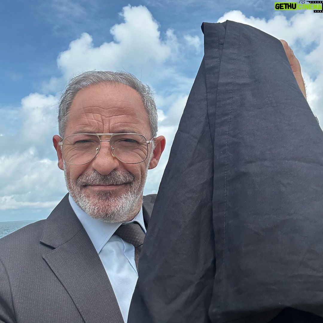 Levent Can Instagram - Dün akşam yayınlanan #teşkilat 78.bölüm ile 30 bölümdür canlandırdığım #davidhartley karakteri yolun sonunu gördü. Yaptığı kötülükler yanına kalmayacaktı ve tabi ki iyilik kazandı. Bu kadar çuvallamaya çuvalı hak etmişti 🤷🏻♂️ 30 haftadır süren bu yolculukta birlikte çalıştığım tüm partnerlerime gösterdikleri üstün performans ve dostlukları için… sevgili yönetmenlerim @burakarliel ve @gul_sarialtin a bu rolün yaratım sürecinde karakterin her durumunu en ince ayrıntısına kadar işleyişleri ve değerli görüşlerini, yorumlarını paylaştıkları için… @timsandb ailesiyle bu projede yeniden bir araya geldiğim için… Tüm set çalışanları arkadaşlarımın çabaları için… siz kıymetli izleyicilerimize haftalar boyu dizimizi reyting sıralamalarında birinci tuttukları için… Ve tabi son 15 yıldır her projemde yanımda olan sevgili menajerim @gulayciko ya sonsuz teşekkürlerimle ❤️🧿👏👏👏
