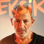 Levent Can Instagram - Datça’da hiçliğin ortasında bir çiftlik evi. Vazgeçmiş bir baba, çabalayan bir oğul ve yorgun bir sevgili. Yılın en sıcak günü. “Hadi vedalaşalım. Hadi bak geliyor yangın. Ağaçlar gibi yanıcaz birazdan.” EKSİK Yazan ve Yöneten: Aksel Bonfil Oyuncular: Levent Can, Hande Doğandemir, Aytaç Şaşmaz Yapım: KADAR Yapımcı: Begüm Ertuğrul Uygulayıcı Yapımcı: Omnia Proje Koordinatörü: Aylin El Dekor Tasarım: Berçin Mayruk Işık Tasarım: Alev Topal Müzik: Tayfun Karatekin Oyun Asistanları: Buse Doğan, Çağla Yağmur Doğan Afiş Fotoğrafları: Pelin Kaçar Afiş Tasarım: Cem Perin @kadar.ist