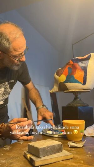 Levent Can Instagram - Kurukafa saksı bitmeye az kaldı 🪴💀
@elcinsumer @sculpture_elcinsumer_studio 
🙏
