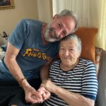 Levent Can Instagram - Geçtiğimiz haftanın benim için en önemli, en özel, en duygusal anlarından biriydi. Sevgili ilkokul öğretmenim @cemilesel hanımefendinin ve kıymetli eşi Rüştü beyin uzunca bir süredir yaşamlarını sürdürdükleri Çanakkalede ki evlerini ziyaretim. Tam 40 yıl sonra bir araya gelmenin sevinciydi yaşadığım, hep bir teşekkür borcum vardı ona, görüp, sarılıp, ellerini öpüp söylemem gereken. Bende ki oyunculuk vasıflarını dokuz ya da on yaşlarımda görüp beni Tiyatrolarla o tanıştırmıştı, çeşitli bankaların çocuk oyunları biletlerini verir izlememi isterdi, ilk kez Tiyatroyu onun verdiği o biletle görmüştüm, sonra mezuniyet müsameresinde rol almamı o istemiş o izin vermişti. İlk sahneye çıkışımı da, ilk seyirciye selam verişimi de, ilk alkışlanma duygumu da onun sayesinde yaşamıştım. Ben de onun ilk mezunlarındandım, ben onun sonrasını duymuştum sadece Çanakkaleye yerleşmiş diye. O ise benim bütün sonramı izlemişti ekranlardan hak edilmiş bir gururla. Benim için öğretmenliği çarpım tablosunu yada alfabeyi öğretmesinden çok öteydi hep. Asıl önemlisi hayatımı nerede bulacağımı, nerede mutlu olacağımı görmüş olmasıydı, minnettarım 🙏❤️ iyiki sizin elinizde büyümüşüm Cemile hanım. 🥰 İyi haftalar.. 🎁🎈