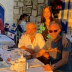 Levent Can Instagram - Dün çok paylaşım yapmışım diye bugüne saklananlardan bir kare, akşam güneşi vurmuş güzellerle @turkuturan @umitolcay birlikte geçirilen samimi, sıcak sohbet ve sevgi dolu bir akşamdan. İyi haftalar 😎👋
