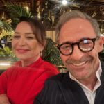 Levent Can Instagram - Dün akşam @showtv @sandikkokusudizisi ile ilk buluşmamızı gerçekleştirdik, biraz canınızı sıktığımın farkındayım. ( ne birazı dediğinizi de duyar gibiyim… ) Sürprizlerle dolu bir hikaye ve bütün sevdiklerim burada @o3medya #adnan