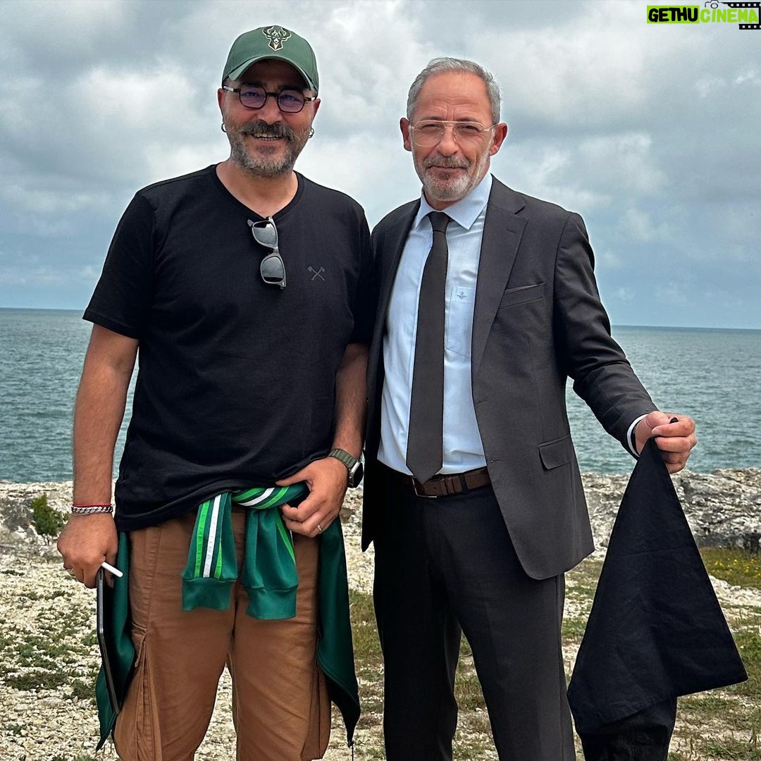 Levent Can Instagram - Dün akşam yayınlanan #teşkilat 78.bölüm ile 30 bölümdür canlandırdığım #davidhartley karakteri yolun sonunu gördü. Yaptığı kötülükler yanına kalmayacaktı ve tabi ki iyilik kazandı. Bu kadar çuvallamaya çuvalı hak etmişti 🤷🏻♂️ 30 haftadır süren bu yolculukta birlikte çalıştığım tüm partnerlerime gösterdikleri üstün performans ve dostlukları için… sevgili yönetmenlerim @burakarliel ve @gul_sarialtin a bu rolün yaratım sürecinde karakterin her durumunu en ince ayrıntısına kadar işleyişleri ve değerli görüşlerini, yorumlarını paylaştıkları için… @timsandb ailesiyle bu projede yeniden bir araya geldiğim için… Tüm set çalışanları arkadaşlarımın çabaları için… siz kıymetli izleyicilerimize haftalar boyu dizimizi reyting sıralamalarında birinci tuttukları için… Ve tabi son 15 yıldır her projemde yanımda olan sevgili menajerim @gulayciko ya sonsuz teşekkürlerimle ❤️🧿👏👏👏