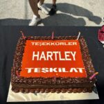 Levent Can Instagram - Dün akşam yayınlanan #teşkilat 78.bölüm ile 30 bölümdür canlandırdığım #davidhartley karakteri yolun sonunu gördü. Yaptığı kötülükler yanına kalmayacaktı ve tabi ki iyilik kazandı. Bu kadar çuvallamaya çuvalı hak etmişti 🤷🏻‍♂️ 30 haftadır süren bu yolculukta birlikte çalıştığım tüm partnerlerime gösterdikleri üstün performans ve dostlukları için… sevgili yönetmenlerim @burakarliel ve @gul_sarialtin a bu rolün yaratım sürecinde karakterin her durumunu en ince ayrıntısına kadar işleyişleri ve değerli görüşlerini, yorumlarını paylaştıkları için… @timsandb ailesiyle bu projede yeniden bir araya geldiğim için… Tüm set çalışanları arkadaşlarımın çabaları için… siz kıymetli izleyicilerimize haftalar boyu dizimizi reyting sıralamalarında birinci tuttukları için… Ve tabi son 15 yıldır her projemde yanımda olan sevgili menajerim @gulayciko ya sonsuz teşekkürlerimle ❤️🧿👏👏👏