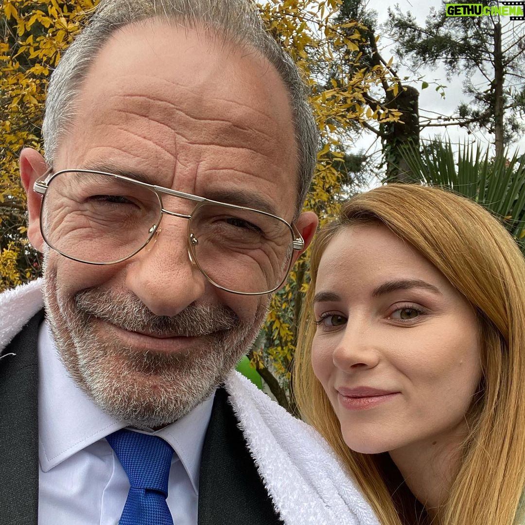 Levent Can Instagram - Dün akşam yayınlanan #teşkilat 78.bölüm ile 30 bölümdür canlandırdığım #davidhartley karakteri yolun sonunu gördü. Yaptığı kötülükler yanına kalmayacaktı ve tabi ki iyilik kazandı. Bu kadar çuvallamaya çuvalı hak etmişti 🤷🏻♂️ 30 haftadır süren bu yolculukta birlikte çalıştığım tüm partnerlerime gösterdikleri üstün performans ve dostlukları için… sevgili yönetmenlerim @burakarliel ve @gul_sarialtin a bu rolün yaratım sürecinde karakterin her durumunu en ince ayrıntısına kadar işleyişleri ve değerli görüşlerini, yorumlarını paylaştıkları için… @timsandb ailesiyle bu projede yeniden bir araya geldiğim için… Tüm set çalışanları arkadaşlarımın çabaları için… siz kıymetli izleyicilerimize haftalar boyu dizimizi reyting sıralamalarında birinci tuttukları için… Ve tabi son 15 yıldır her projemde yanımda olan sevgili menajerim @gulayciko ya sonsuz teşekkürlerimle ❤️🧿👏👏👏