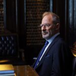 Levent Can Instagram - Dün akşam yayınlanan #teşkilat 78.bölüm ile 30 bölümdür canlandırdığım #davidhartley karakteri yolun sonunu gördü. Yaptığı kötülükler yanına kalmayacaktı ve tabi ki iyilik kazandı. Bu kadar çuvallamaya çuvalı hak etmişti 🤷🏻‍♂️ 30 haftadır süren bu yolculukta birlikte çalıştığım tüm partnerlerime gösterdikleri üstün performans ve dostlukları için… sevgili yönetmenlerim @burakarliel ve @gul_sarialtin a bu rolün yaratım sürecinde karakterin her durumunu en ince ayrıntısına kadar işleyişleri ve değerli görüşlerini, yorumlarını paylaştıkları için… @timsandb ailesiyle bu projede yeniden bir araya geldiğim için… Tüm set çalışanları arkadaşlarımın çabaları için… siz kıymetli izleyicilerimize haftalar boyu dizimizi reyting sıralamalarında birinci tuttukları için… Ve tabi son 15 yıldır her projemde yanımda olan sevgili menajerim @gulayciko ya sonsuz teşekkürlerimle ❤️🧿👏👏👏