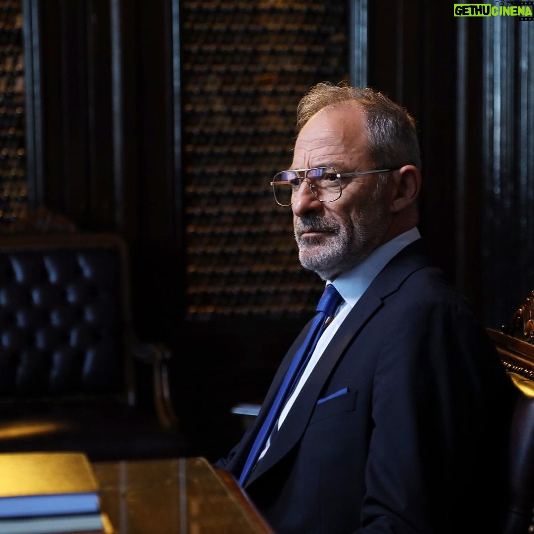 Levent Can Instagram - Dün akşam yayınlanan #teşkilat 78.bölüm ile 30 bölümdür canlandırdığım #davidhartley karakteri yolun sonunu gördü. Yaptığı kötülükler yanına kalmayacaktı ve tabi ki iyilik kazandı. Bu kadar çuvallamaya çuvalı hak etmişti 🤷🏻♂️ 30 haftadır süren bu yolculukta birlikte çalıştığım tüm partnerlerime gösterdikleri üstün performans ve dostlukları için… sevgili yönetmenlerim @burakarliel ve @gul_sarialtin a bu rolün yaratım sürecinde karakterin her durumunu en ince ayrıntısına kadar işleyişleri ve değerli görüşlerini, yorumlarını paylaştıkları için… @timsandb ailesiyle bu projede yeniden bir araya geldiğim için… Tüm set çalışanları arkadaşlarımın çabaları için… siz kıymetli izleyicilerimize haftalar boyu dizimizi reyting sıralamalarında birinci tuttukları için… Ve tabi son 15 yıldır her projemde yanımda olan sevgili menajerim @gulayciko ya sonsuz teşekkürlerimle ❤️🧿👏👏👏