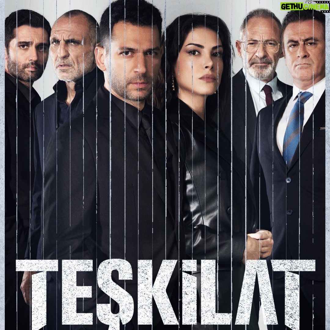 Levent Can Instagram - Dün akşam yayınlanan #teşkilat 78.bölüm ile 30 bölümdür canlandırdığım #davidhartley karakteri yolun sonunu gördü. Yaptığı kötülükler yanına kalmayacaktı ve tabi ki iyilik kazandı. Bu kadar çuvallamaya çuvalı hak etmişti 🤷🏻♂️ 30 haftadır süren bu yolculukta birlikte çalıştığım tüm partnerlerime gösterdikleri üstün performans ve dostlukları için… sevgili yönetmenlerim @burakarliel ve @gul_sarialtin a bu rolün yaratım sürecinde karakterin her durumunu en ince ayrıntısına kadar işleyişleri ve değerli görüşlerini, yorumlarını paylaştıkları için… @timsandb ailesiyle bu projede yeniden bir araya geldiğim için… Tüm set çalışanları arkadaşlarımın çabaları için… siz kıymetli izleyicilerimize haftalar boyu dizimizi reyting sıralamalarında birinci tuttukları için… Ve tabi son 15 yıldır her projemde yanımda olan sevgili menajerim @gulayciko ya sonsuz teşekkürlerimle ❤️🧿👏👏👏