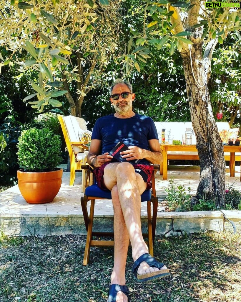 Levent Can Instagram - Bir zeytin ağacı gölgesi Bir kitap Biraz cırcır böceği sesi Bolca huzur… 📸 @eylemkaftan