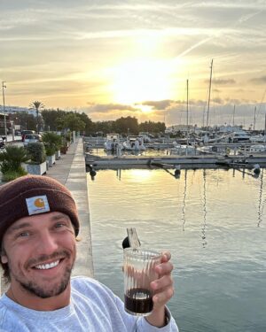 Lewis Bloor Instagram - Pasa otro año. Amamos, crecemos, dejamos fluir la música.

With out the dark we can never know the light. 

Grateful for all of it. 🖤🤍🩵🌎🏝️

#anotheryearolder #anotheryearwiser #gratitude #presence #perspectice #keepitcoming