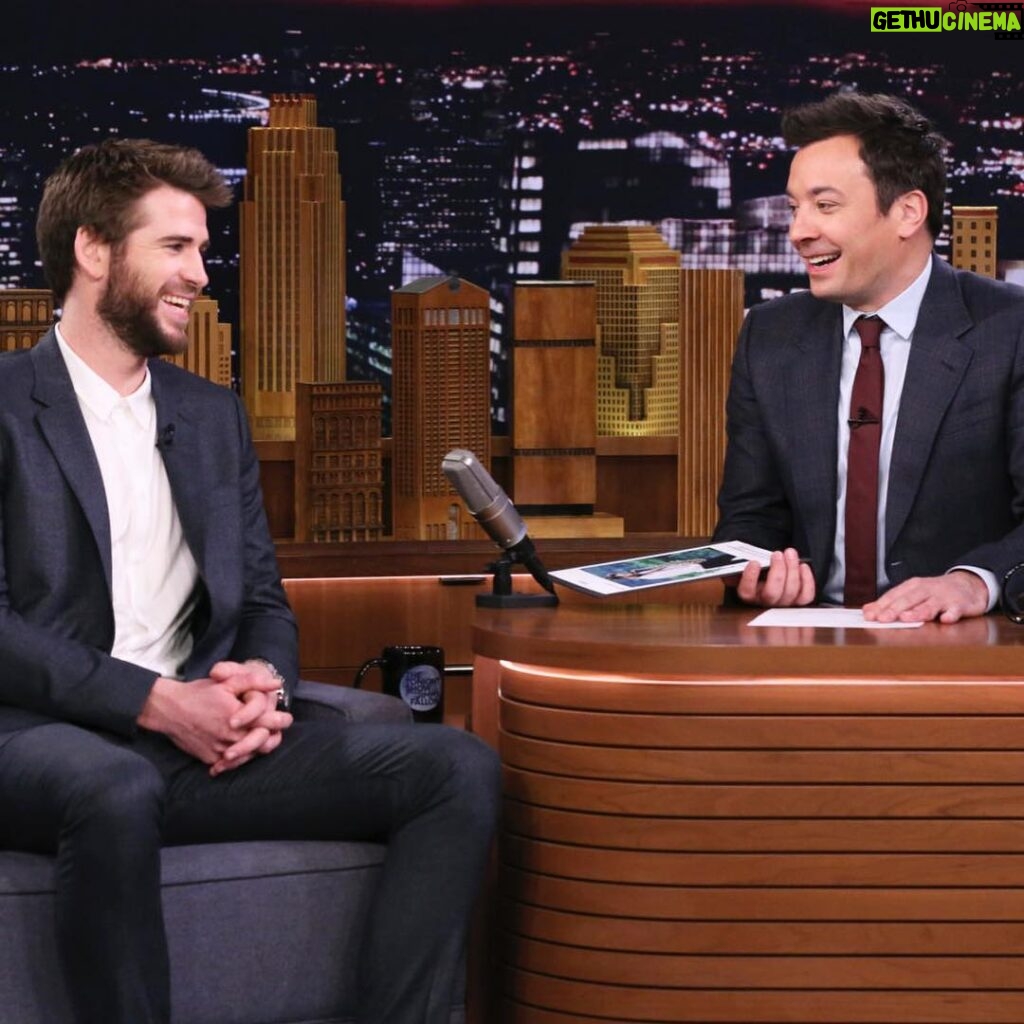 Liam Hemsworth Instagram - Thanks for having me and always being so awesome @jimmyfallon @fallontonight tune in at 11:35/10:35c on NBC 📸 Andrew Lipovsky
