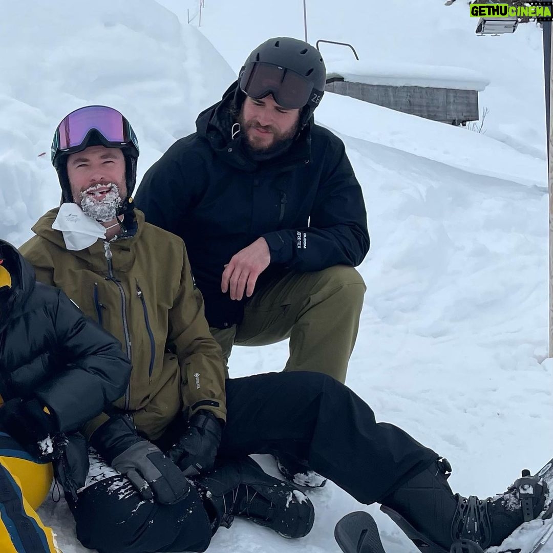 Liam Hemsworth Instagram - Happy birthday @chrishemsworth Don’t change a thing. You’re perfect. Love you.