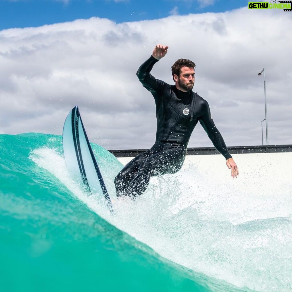Liam Hemsworth Instagram - Wow what an epic day this was. Great way to wrap up the year! Thanks @urbnsurf I’ll be back real soon ;) #urbnsurf