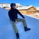Liam Hemsworth Instagram - Merry Christmas from one mountain shredder to another! 🤙🏂