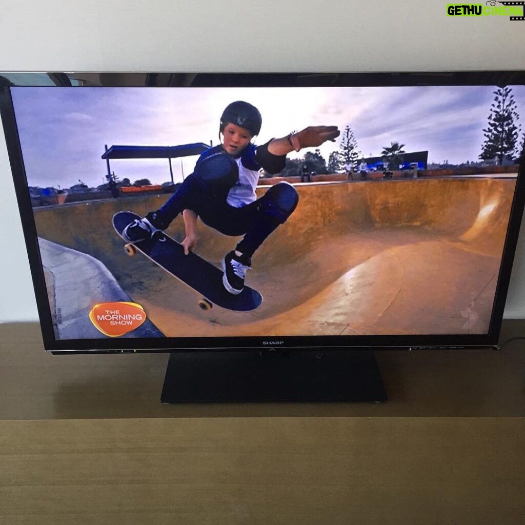 Liam Hemsworth Instagram - Watching the morning news in Sydney Australia today and came across a story about a young female skateboarder, @poppystarr // @poppystarr_art . Only 16 and has already achieved so much! Keep at it! You're an inspiration!