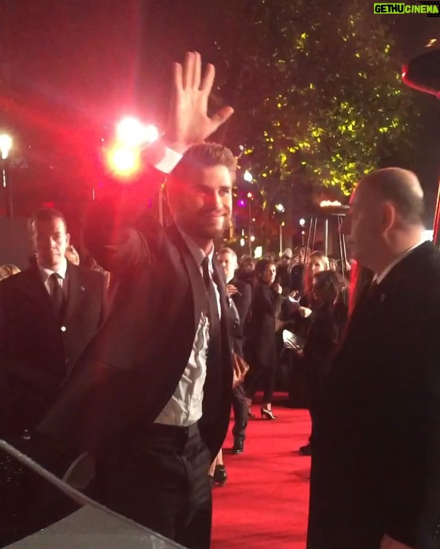 Liam Hemsworth Instagram - Thanks for the incredible energy on the carpet London fans! So great seeing you all. Lots of love. @thehungergames #MockingjayPart2 #London
