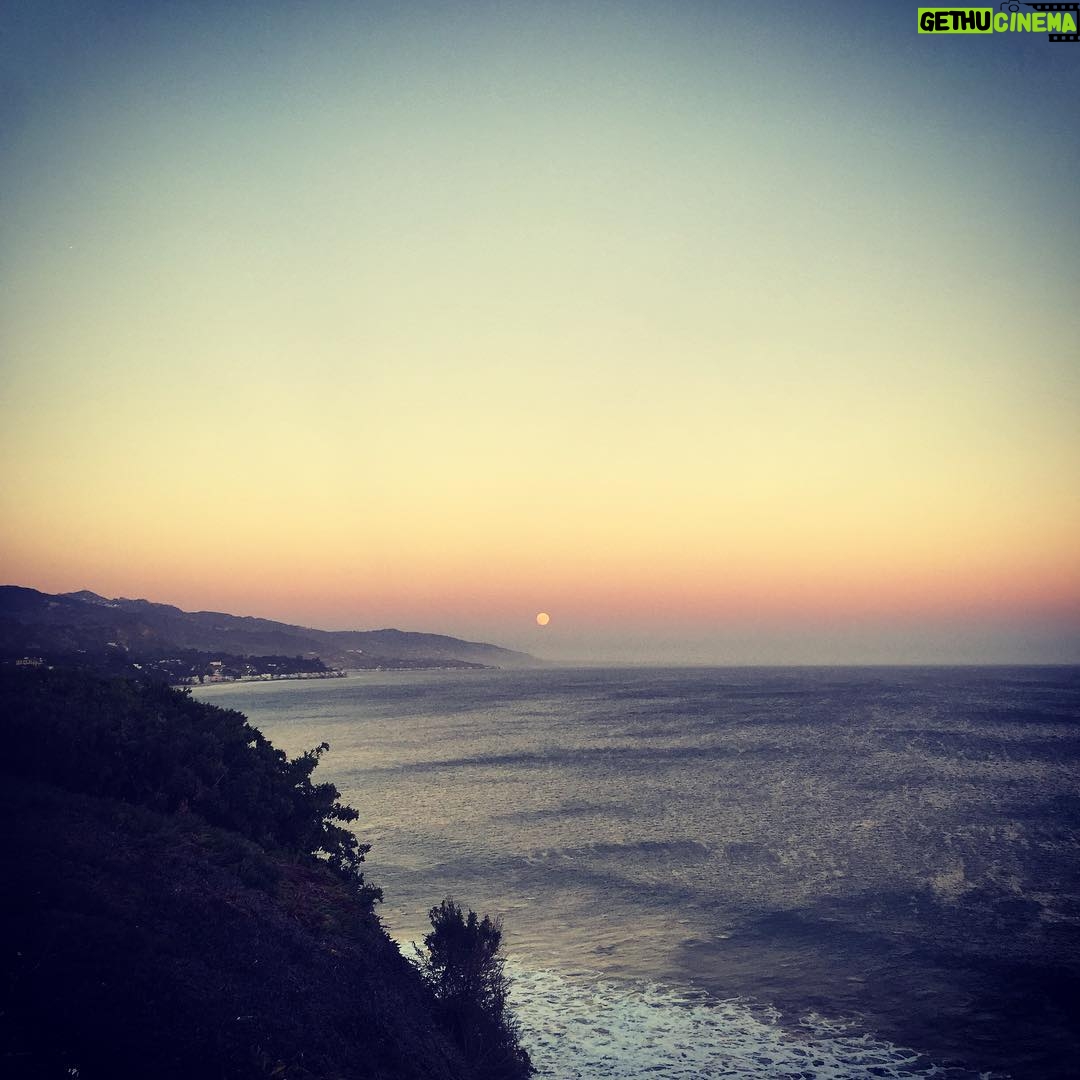 Liam Hemsworth Instagram - Blood moon. Epic.
