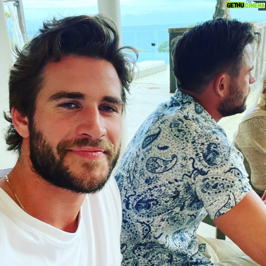 Liam Hemsworth Instagram - Merry Christmas everyone! Lots of love. Enjoy your time with family and friends. Great conversation with @chrishemsworth ...