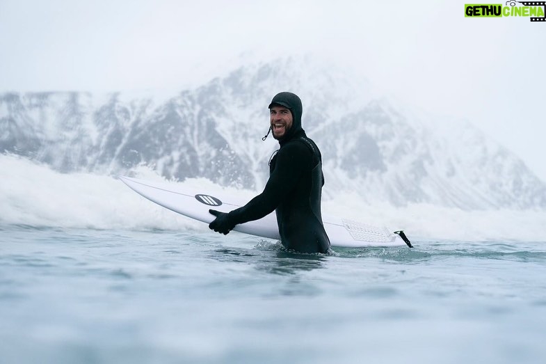 Liam Hemsworth Instagram - A couple icy cold snaps from @craigparryphotography during the shooting of #limitlesswithchrishemsworth @natgeotv @disneyplus