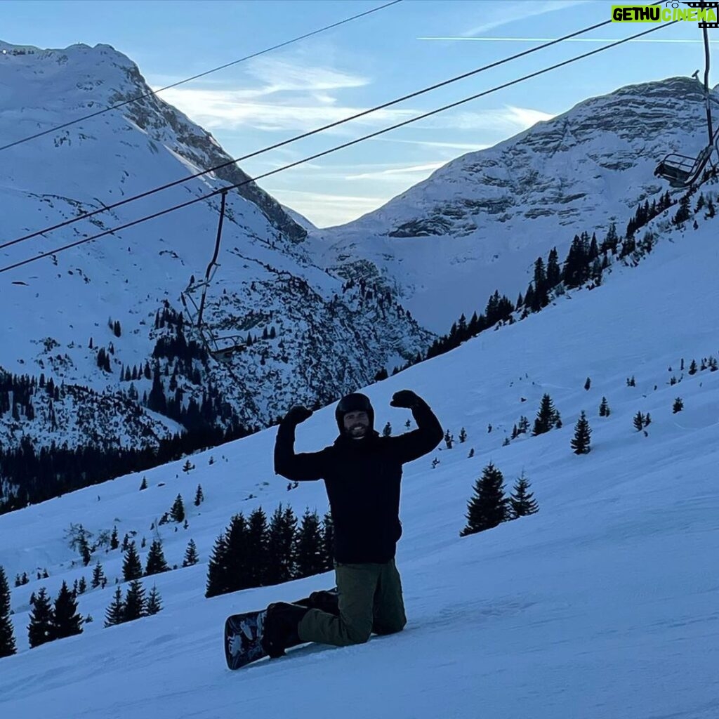 Liam Hemsworth Instagram - Merry Christmas from one mountain shredder to another! 🤙🏂