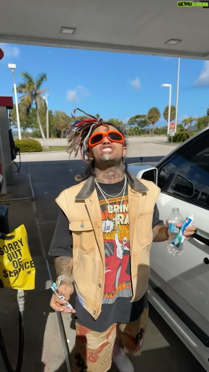 Lil Pump Instagram - Had to stop at the gas station to brush my teeth 😬🐊