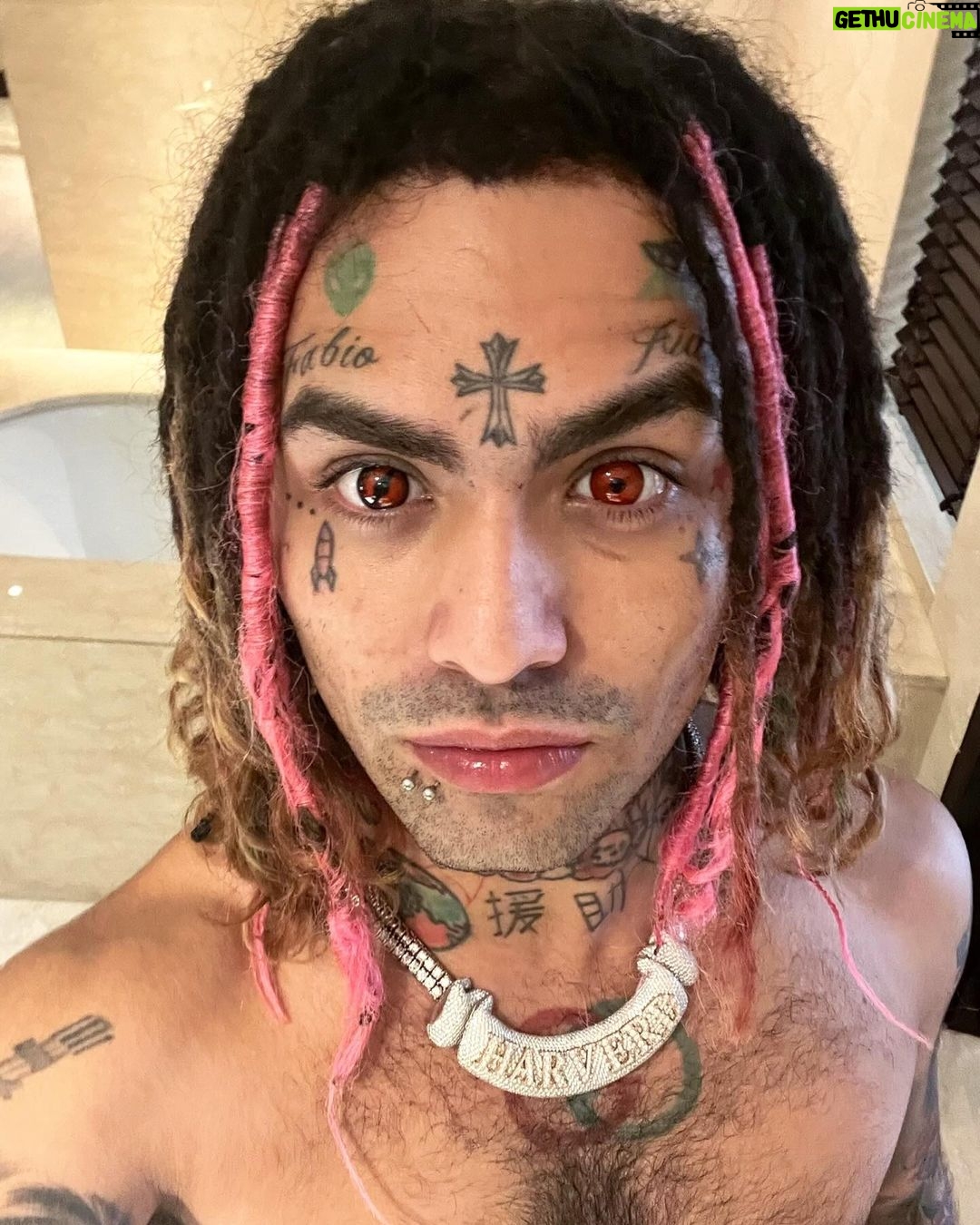 Lil Pump - 220.1K Likes - What color should I Tatoo my eyes ?