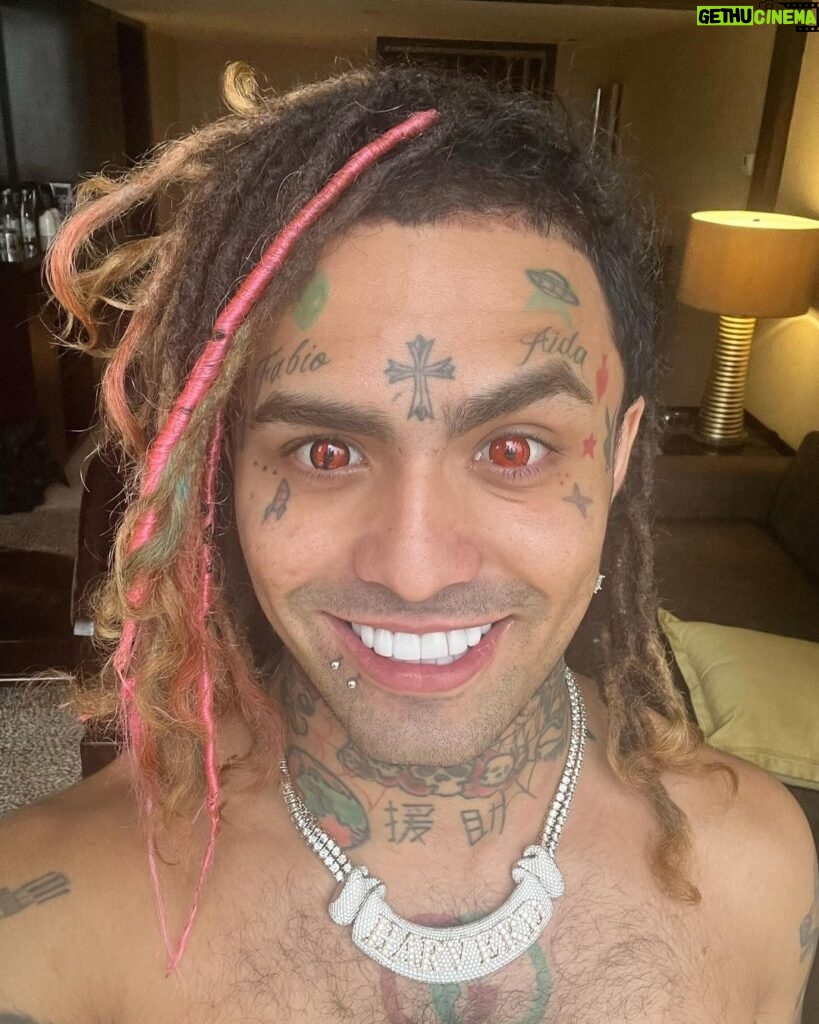 Lil Pump Instagram - What color should I Tatoo my eyes ?
