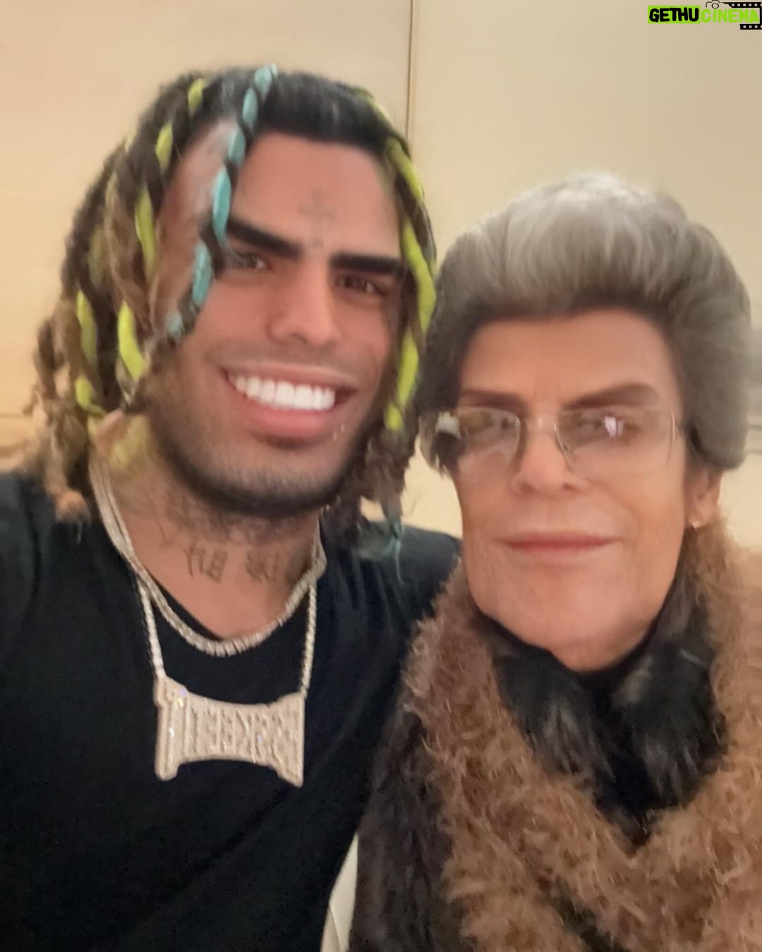 Lil Pump - 241.7K Likes - Merry Christmas from me & grandma pump
Rate her fit 1-10 ?