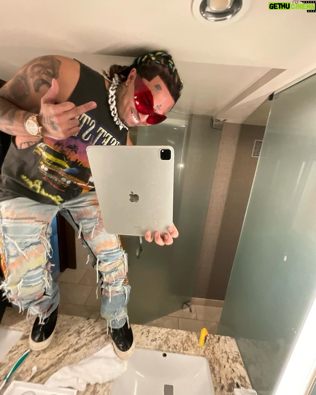 Lil Pump - 217.3K Likes - Ima keep posting pics on my iPad my phone is broken