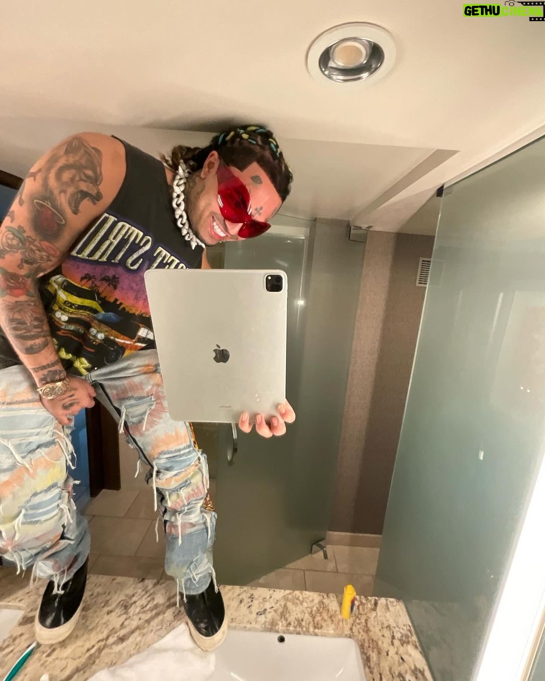 Lil Pump - 217.3K Likes - Ima keep posting pics on my iPad my phone is broken