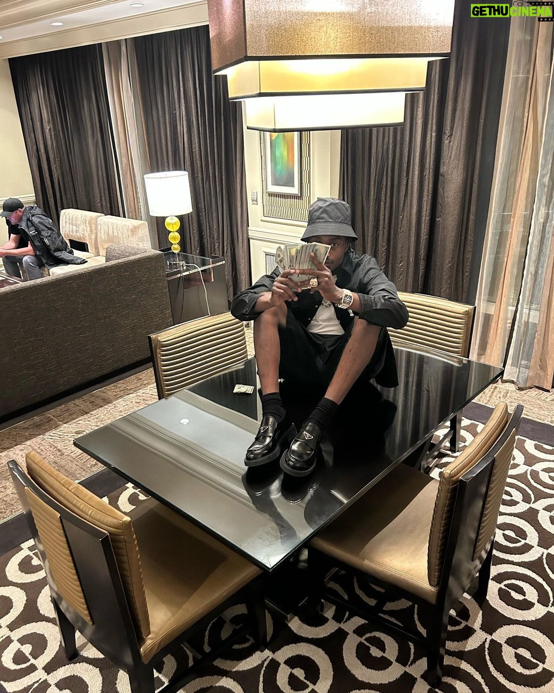 Lil Tjay Instagram - Long live Pop Smoke !!! Lemme get a WOOOOOOO🔊💫💫💫🖤🖤🖤🖤💨💨💨💨💨