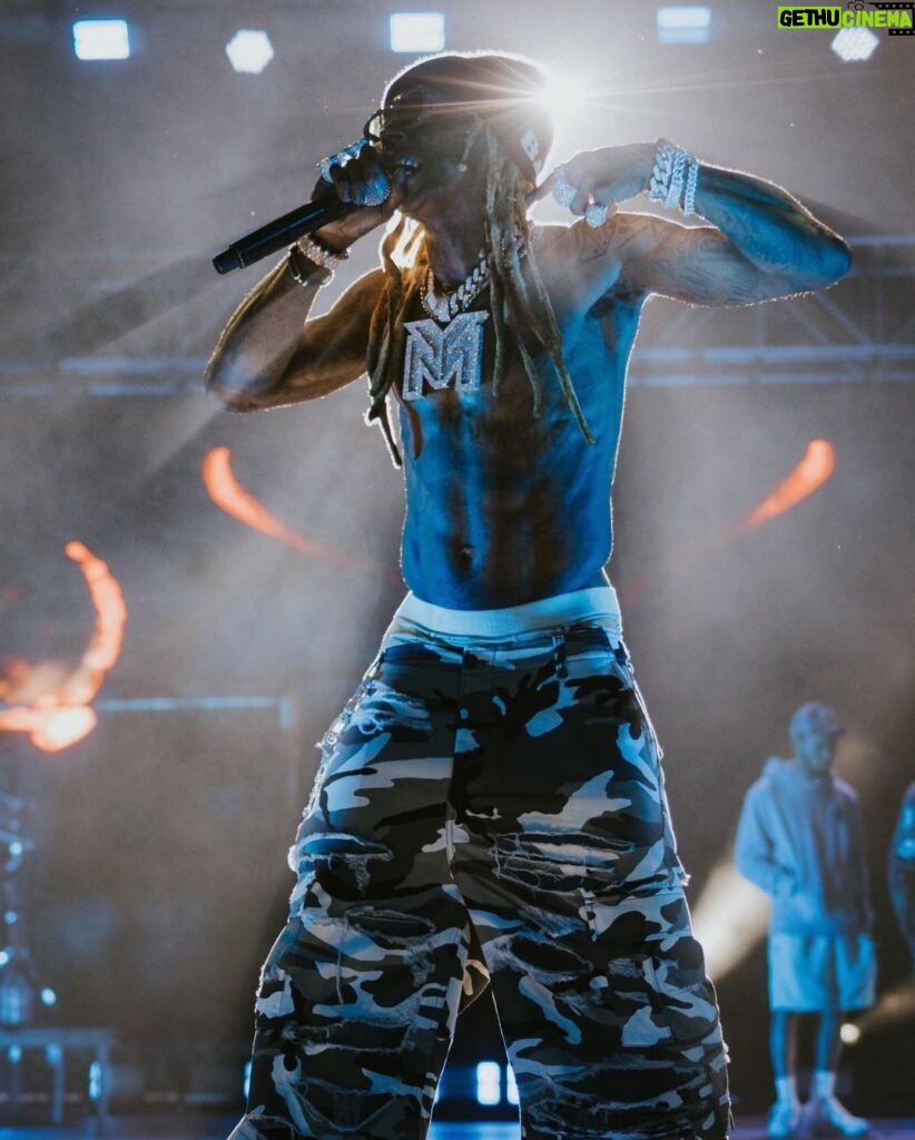Lil Wayne Instagram - In my element! 🤙🏾 #PrayForHaiti