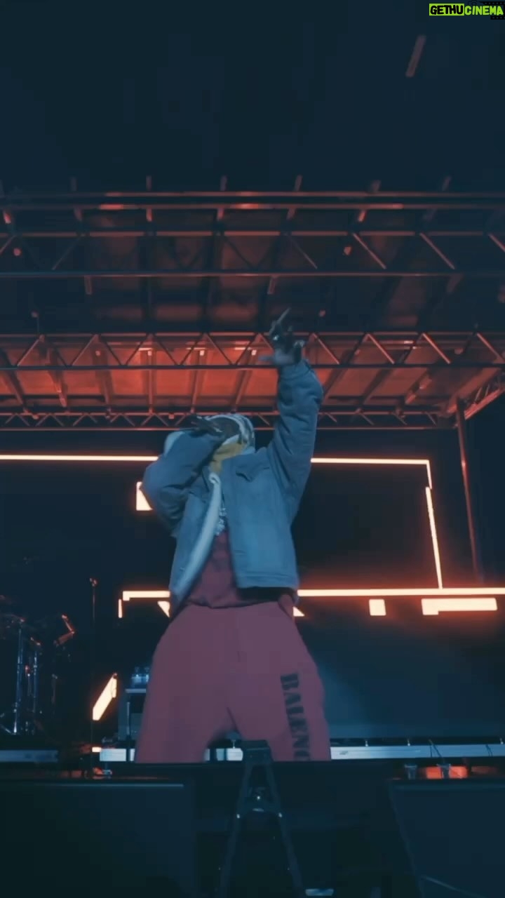 Lil Wayne Instagram - the warm up #SuperBowlLIX 🤙🏾