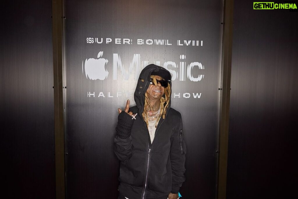 Lil Wayne Instagram - And it’s up 🤙🏾 #YoungMoneyRadio