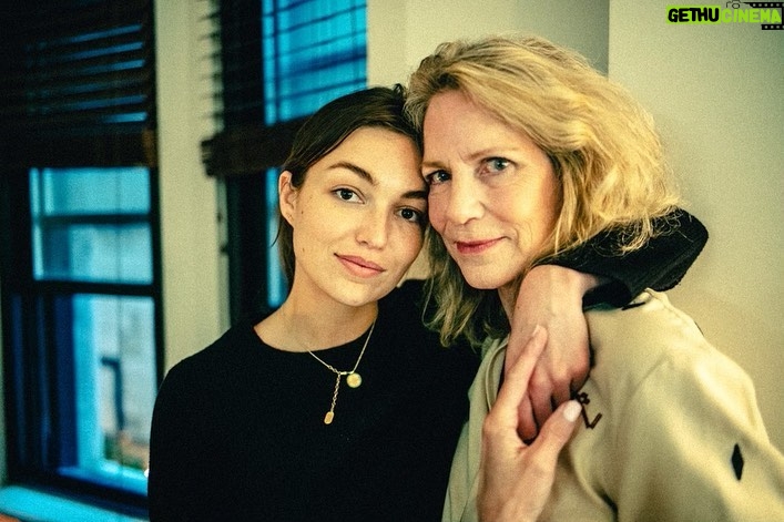 Lili Simmons Instagram - Episode 6 shot by the amazing @kieronhawkes … we had a lot of fun for eps 2,4,6. Big love!! Thanks for the 📸 of my mama and me.🥰 @forcestarz #powerbook4ce
