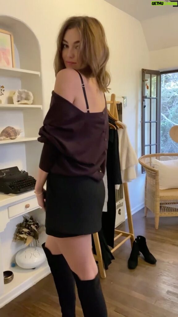 Lili Simmons Instagram - Today’s outfit 💅🥰