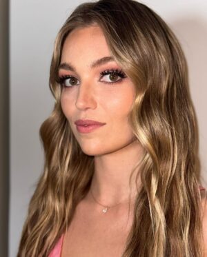 Lili Simmons Instagram - Thank you @stellamccartney for another amazing party and for the cutest outfit! I felt like a princess all night! 💖 
And thank you to my bomb glam squad! @alixjm 💋 @mashyourhair 💇‍♀️