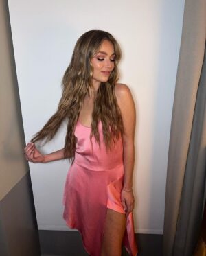 Lili Simmons Instagram - Thank you @stellamccartney for another amazing party and for the cutest outfit! I felt like a princess all night! 💖 
And thank you to my bomb glam squad! @alixjm 💋 @mashyourhair 💇‍♀️