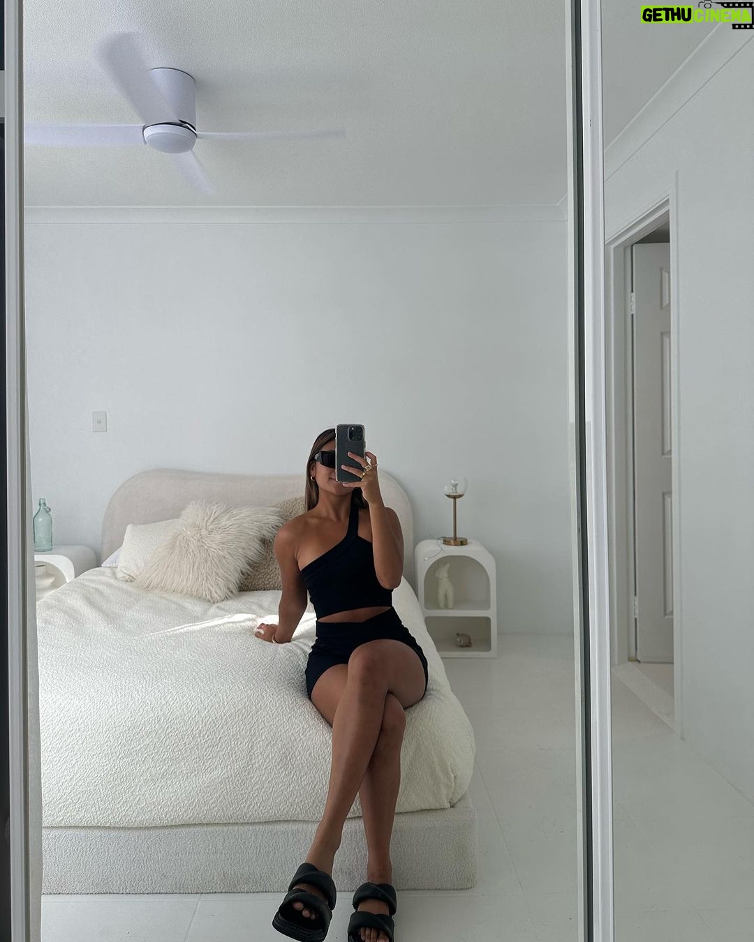 Lilliana Bowrey Instagram - the cutest little place for a staycay. Thank you @santorinipalms 🤍🌴