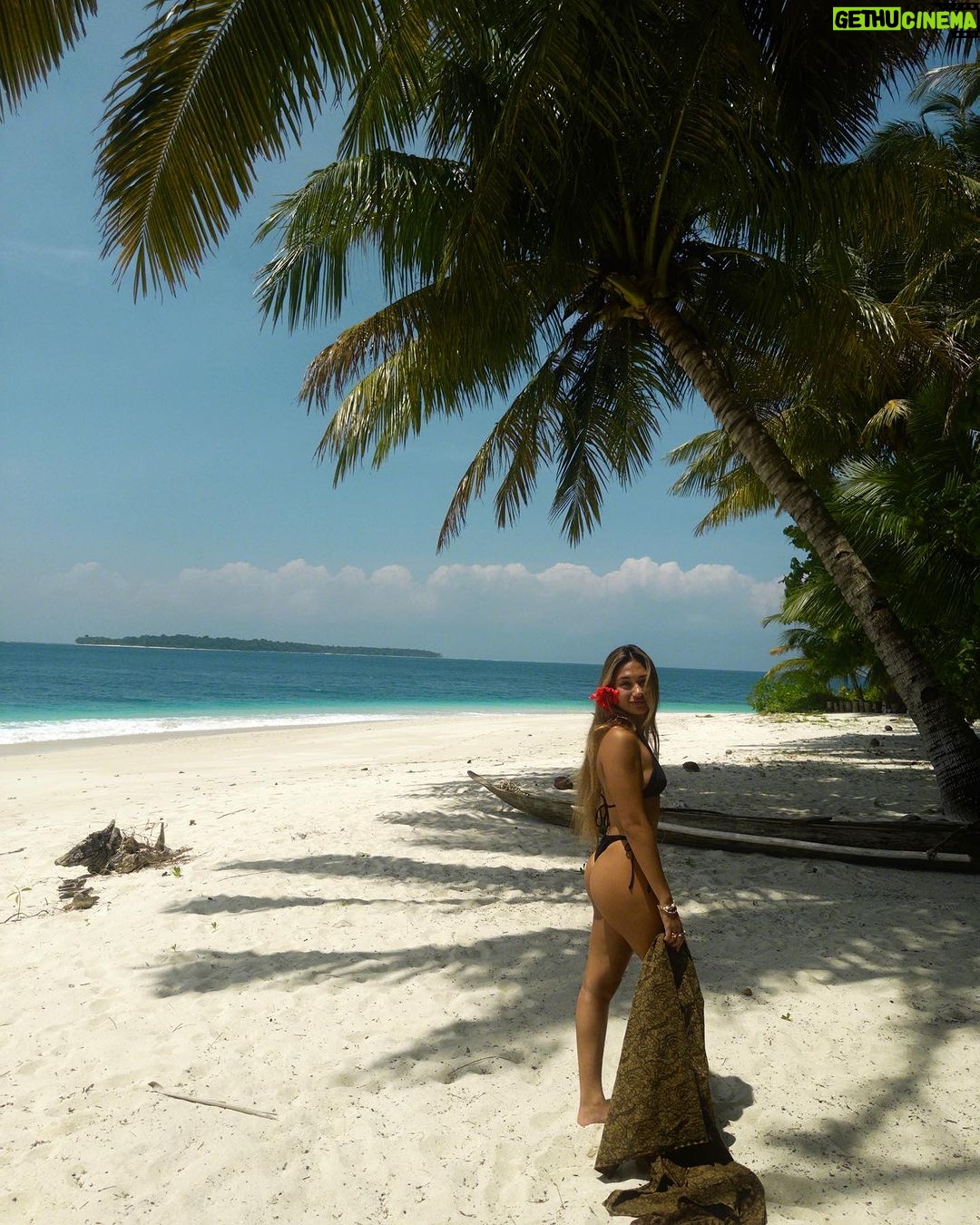 Lilliana Bowrey Instagram - reminiscing back to @botikresort 😌 Botik Resort Mentawais