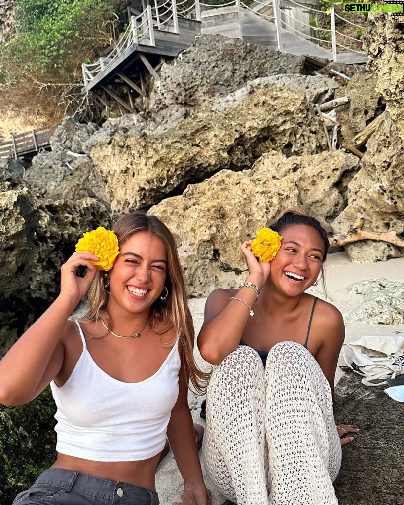 Lilliana Bowrey Instagram - In Polynesian culture, wearing a flower on your right side of your ear means you’re available. So yeah, you get the idea 🙂