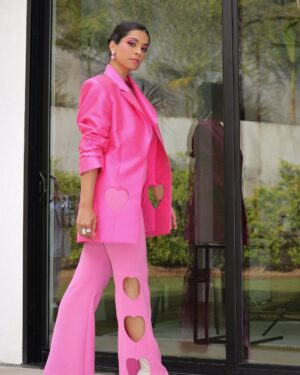 Lilly Singh Instagram - Last night, after about 15 years, I watched a Bollywood movie in the theatre: Rocky aur Rani Ki Prem Kahani. 

It’s no secret I love Bollywood. In fact for a period of my childhood, I exclusively watched Hindi and Punjabi cinema (so much so that I often don’t know a staple North American movie my friends are referencing). But as an adult, my relationship with Bollywood has been bittersweet. Because I love the drama, music, dancing, theatrics and feeling of nostalgia. But I’m also a fierce advocate for women and it’s not lost on me how extremely sexist and patriarchal a lot of it can be (especially some of my classic favs). I’ve accepted that two things can be true at once: 1) Bollywood can be really meaningful to me and 2) I can also be frustrated with it sometimes.

However, yesterday while watching Rocky Aur Rani Ki Prem Kahani, I couldn’t help feel some major resolve. It beautifully addresses so many important issues including sexism, body positivity, gender norms and homophobia in a way I’ve never seen before, while being entertaining as hell. 

This isn’t an ad. Im not being paid to post this or talk about the movie. I just believe in supporting the things you want to see more of. And I definitely want to see more female characters like Rani who stand up for themselves and take no disrespect. And I think it’s so important to see male characters like Rocky who are willing to break gender norms and demonstrate a willingness to change their minds/attitudes. 

I can admit that as a young girl, I grew up daydreaming about my wedding. Why? Because it was the goal, ambition or destination of every female character in Hindi movies. I’m so happy that young girls today have more examples of what women can achieve, so their daydreams can be about themselves and their goals, not just about a union to someone else. 

Progress isn’t perfect. After all, poor Rani still had to rock a saree in the snow (a part of the glass ceiling that just won’t break 😅). But this film was a major win for me and I cannot recommend it enough. 

Chose this picture because I feel like Rocky would wear it. 

Congrats @karanjohar @ranveersingh @aliaabhatt 🙏🏽 thank you for this gem.