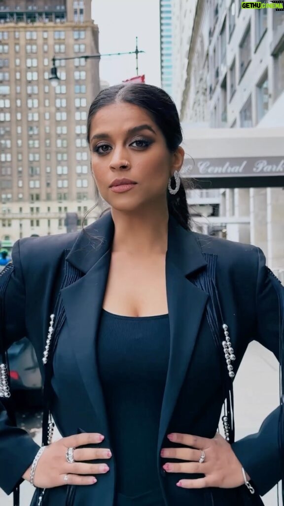 Lilly Singh Instagram - I whip my everything back and forth ✌🏽 Shout outs to every single stranger who has ever seen me doing the most on these streets. I appreciate you letting me be basic af ❤️