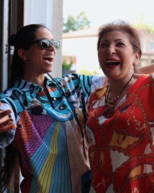 Lilly Singh Instagram - Flew home to Toronto for 72 hours to surprise my mom and family. What are your family parties like? 👇🏽

My mom called me multiple times over the past couple weeks trying to convince me to fly back home for my Pooa’s (aunts) birthday party. I told her I couldn’t because I had so many upcoming travels, which is true. She reluctantly understood. But then two weeks ago, I decided to say EFF IT and booked a flight. I woke up at 4am, flew to Toronto, got myself to my parents house and FaceTimed them. I said, “mom I’m at a really cute place right now, look!” I flipped the screen around and watched with amusement as my mom and dad both starred at an a image of their house with utter confusion. I waited a whole minute for them to comprehend but they didn’t. Finally I said, “I’m outside bro!!” Later I found out that they thought I was showing them something made with AI 🥹

Last night was the party and honestly, it was pure soul food. So much of us live life online, curating the best moments of our day, worried about what people think and trying to put on the slightest facade. And that’s cool from time to time, but there’s nothing quite like sitting with people you love, doing nothing but being imperfect and living in the moment. Sure famous DJs are cool but have you ever played Antakshari with a bunch of competitive aunties? All my Bollywood training leads me to these moments (see slide 5). 

A few highlights from yesterday: 

•I had Gol Guppay after so long and ate 10 🤤 

•seeing my aunties react to me surprising them. If you didn’t know, my aunties call themselves The Fun Gang (what’s app group certified) and my favourite thing is surprising them 😱

•I handle the bartending and DJing and I take my jobs very seriously #vibesdirector it is my #1 duty to ensure O Tina O Tina plays in full force whenever my sister @thetinasingh is on the dance floor 💃🏽

•ending the night with no music, no dancing and just an hour of conversation, recounting old memories (like the time my cousin and I were stuck inside a bouncy castle that was deflating…) 🏰 

I’m so grateful for this life, these people and feeling so much love ❤️