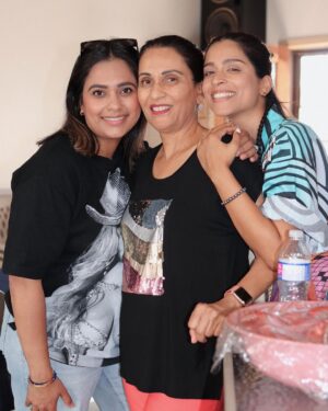 Lilly Singh Instagram - Flew home to Toronto for 72 hours to surprise my mom and family. What are your family parties like? 👇🏽

My mom called me multiple times over the past couple weeks trying to convince me to fly back home for my Pooa’s (aunts) birthday party. I told her I couldn’t because I had so many upcoming travels, which is true. She reluctantly understood. But then two weeks ago, I decided to say EFF IT and booked a flight. I woke up at 4am, flew to Toronto, got myself to my parents house and FaceTimed them. I said, “mom I’m at a really cute place right now, look!” I flipped the screen around and watched with amusement as my mom and dad both starred at an a image of their house with utter confusion. I waited a whole minute for them to comprehend but they didn’t. Finally I said, “I’m outside bro!!” Later I found out that they thought I was showing them something made with AI 🥹

Last night was the party and honestly, it was pure soul food. So much of us live life online, curating the best moments of our day, worried about what people think and trying to put on the slightest facade. And that’s cool from time to time, but there’s nothing quite like sitting with people you love, doing nothing but being imperfect and living in the moment. Sure famous DJs are cool but have you ever played Antakshari with a bunch of competitive aunties? All my Bollywood training leads me to these moments (see slide 5). 

A few highlights from yesterday: 

•I had Gol Guppay after so long and ate 10 🤤 

•seeing my aunties react to me surprising them. If you didn’t know, my aunties call themselves The Fun Gang (what’s app group certified) and my favourite thing is surprising them 😱

•I handle the bartending and DJing and I take my jobs very seriously #vibesdirector it is my #1 duty to ensure O Tina O Tina plays in full force whenever my sister @thetinasingh is on the dance floor 💃🏽

•ending the night with no music, no dancing and just an hour of conversation, recounting old memories (like the time my cousin and I were stuck inside a bouncy castle that was deflating…) 🏰 

I’m so grateful for this life, these people and feeling so much love ❤️