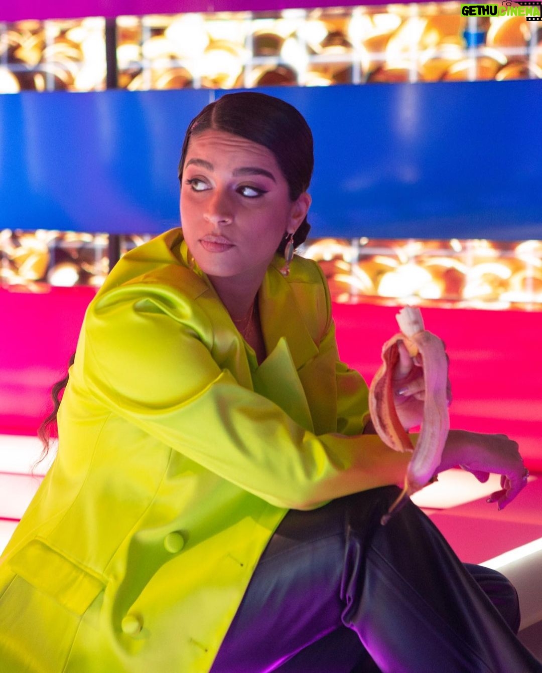Lilly Singh Instagram - Everyday I eat a banana at 1pm to break my fast. Iām usually working at 1pm so I decided to embrace it and make it art. *cue Hollaback girl* IYKYK š