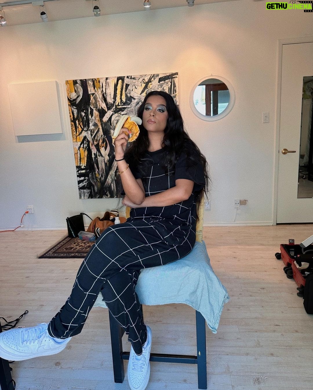 Lilly Singh Instagram - Everyday I eat a banana at 1pm to break my fast. Iām usually working at 1pm so I decided to embrace it and make it art. *cue Hollaback girl* IYKYK š
