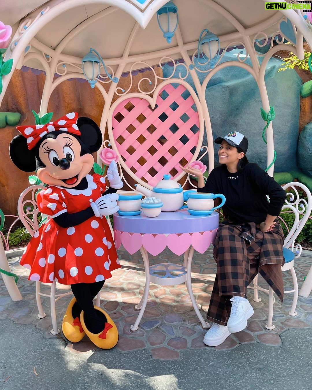 Lilly Singh Instagram - Work meeting with my new bosses 🐭