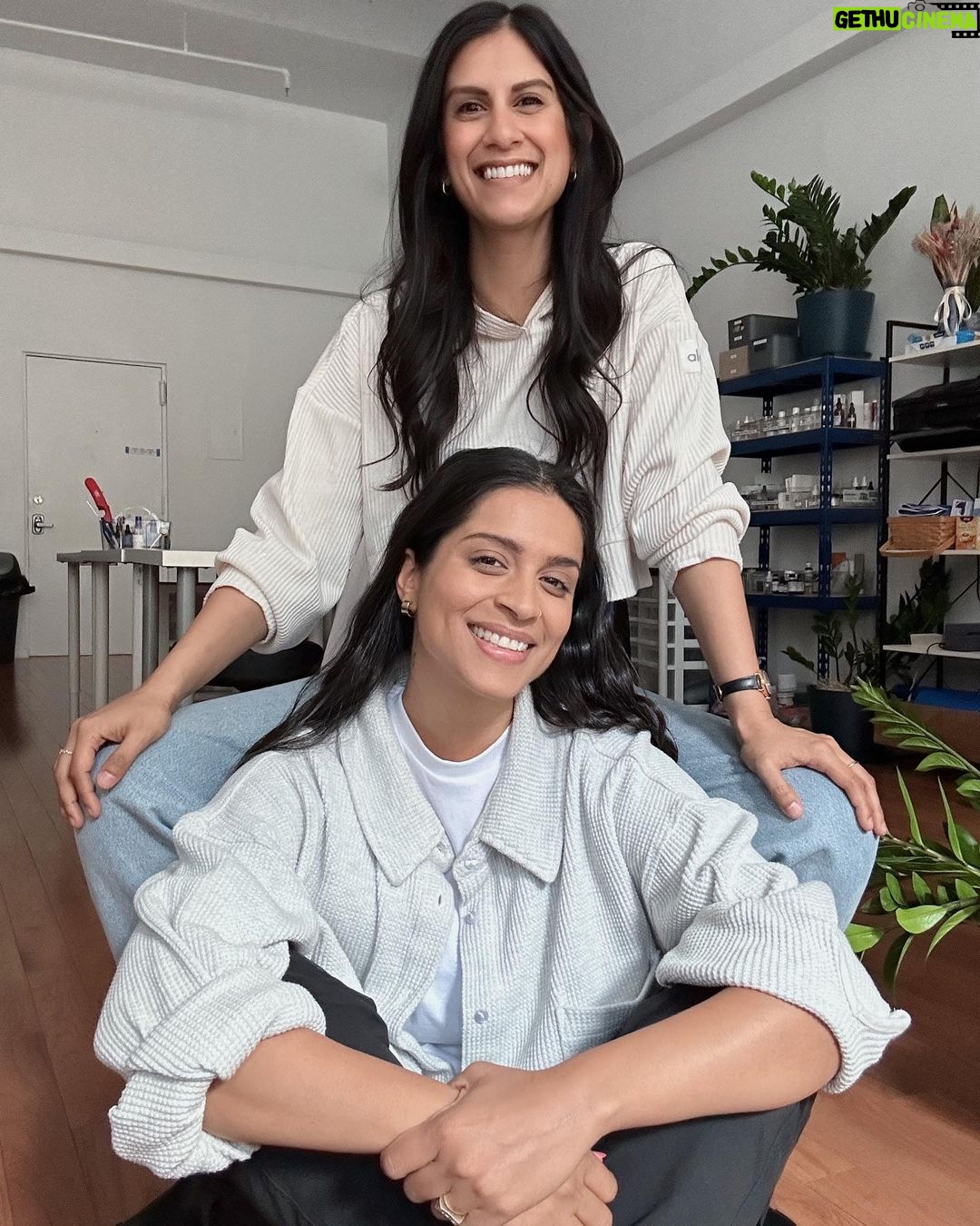 Lilly Singh Instagram - Get you a friend that oils your hair after a long week π thank you @rooshyroy for bringing me back to life after an exhausting week of press. Next week, I do it again πͺπ½ PS: is there any feeling better than a scalp massage with oil? The only correct answer isβ¦ no. New York City